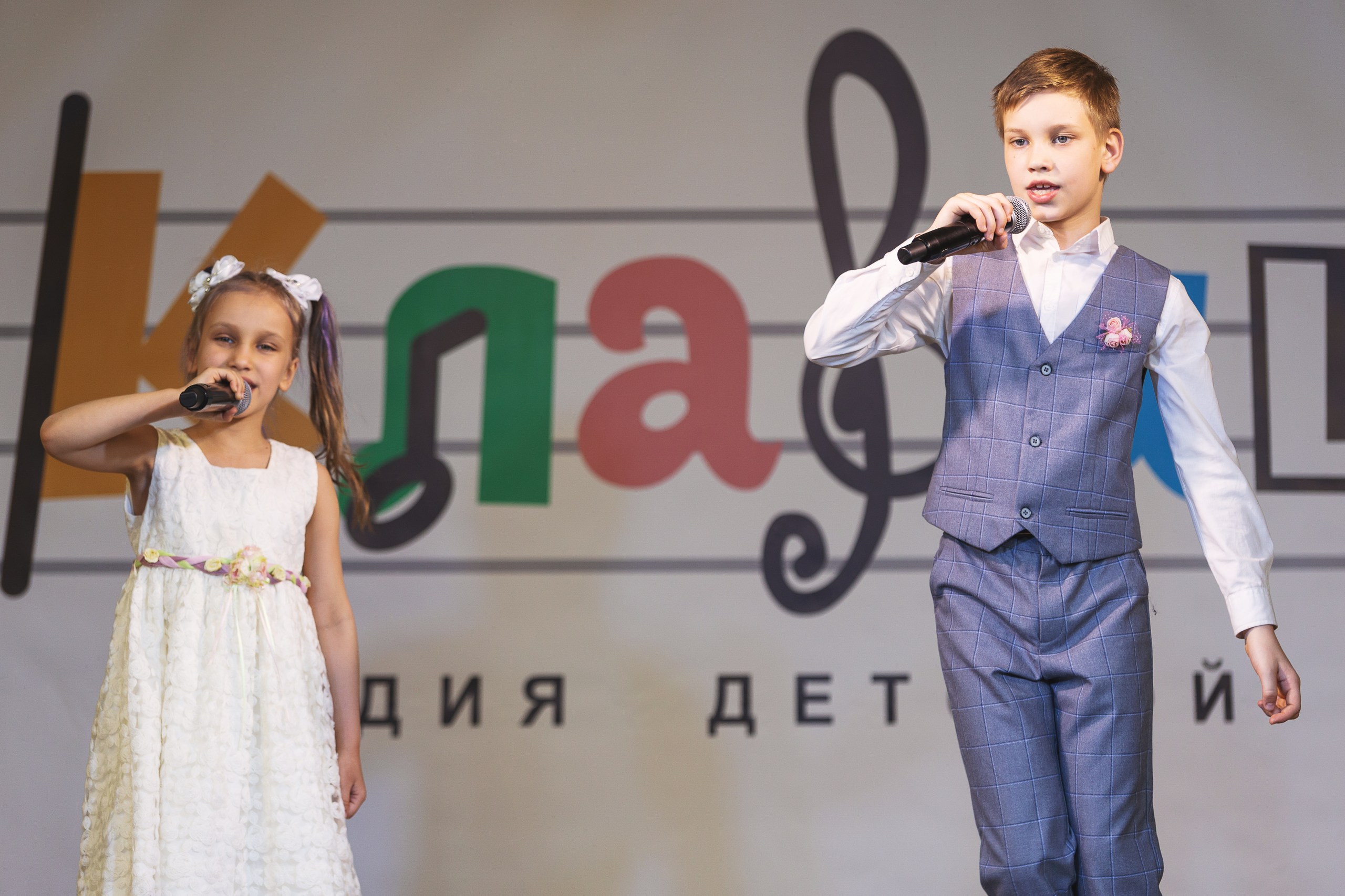 "Маленькие и большие" (муз. В. Осошник, сл. Н. Осошник)